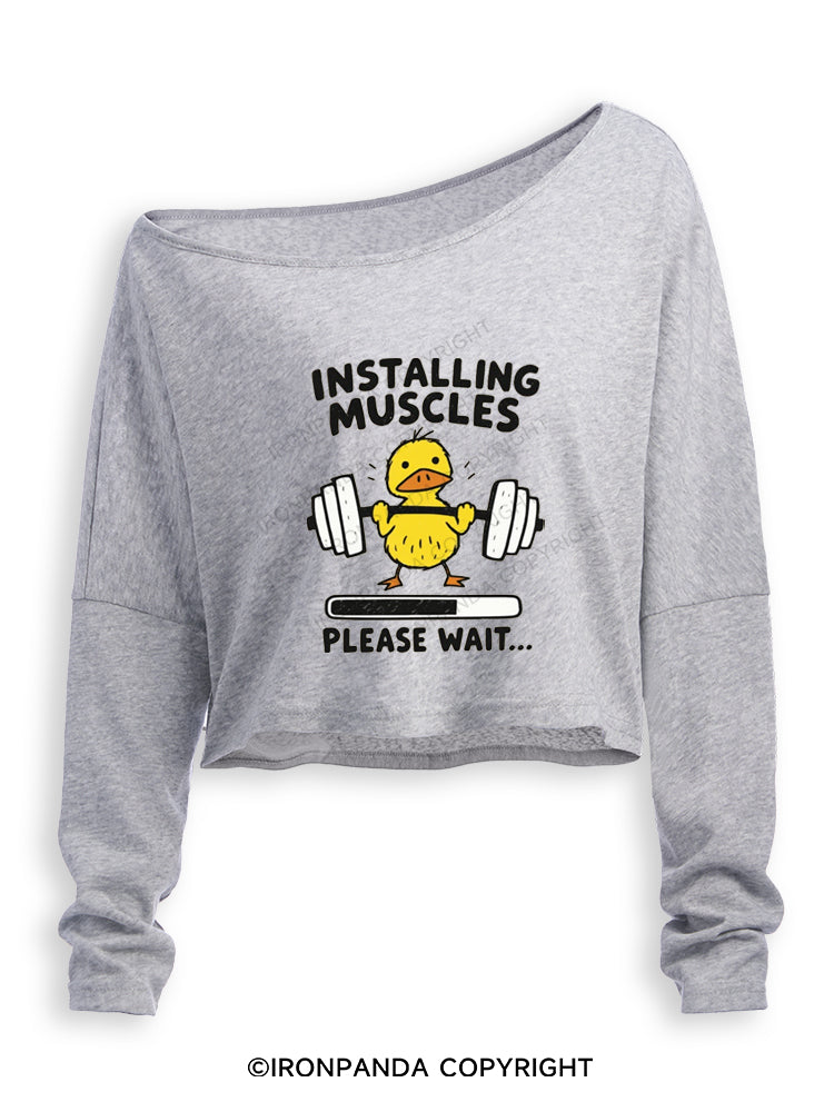 INSTALLING MUSCLES PLEASE WAIT WEIGHTLIFTING GYM DUCK Off Shoulder Long Sleeve Crop Top