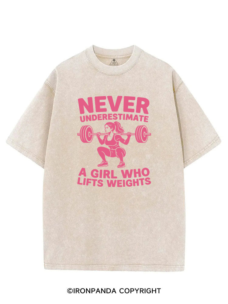 Never underestimate a girl who lifts weights VINTAGE GYM SHIRT