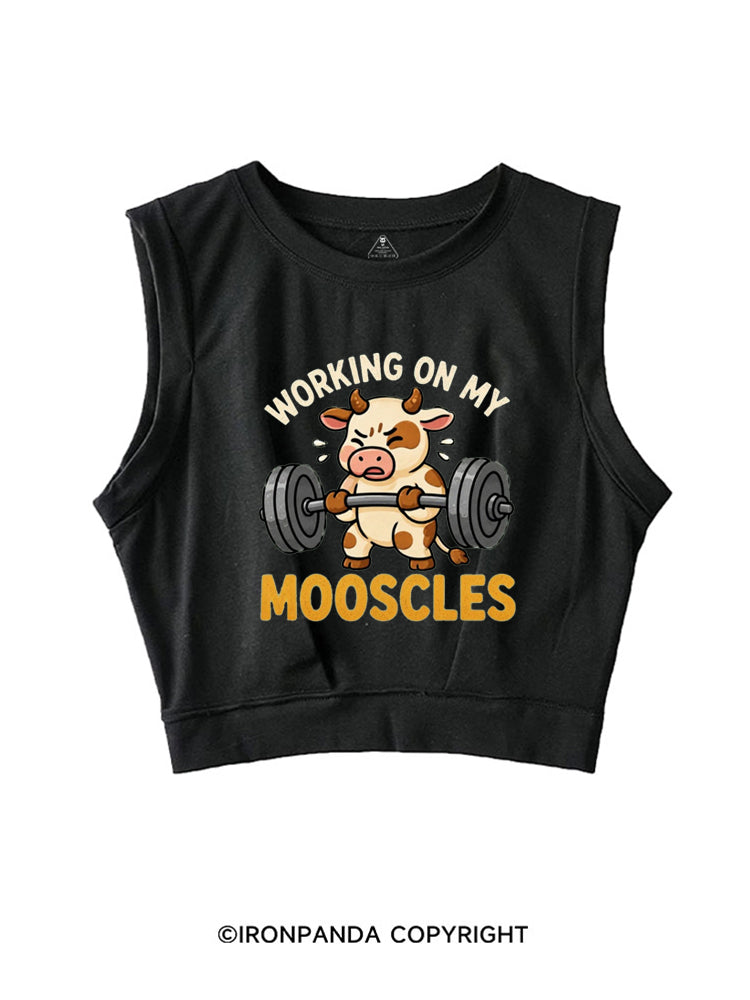 WORKING ON MY MOOSCLES FUNNY FITNESS SLEEVELESS CROP TOPS
