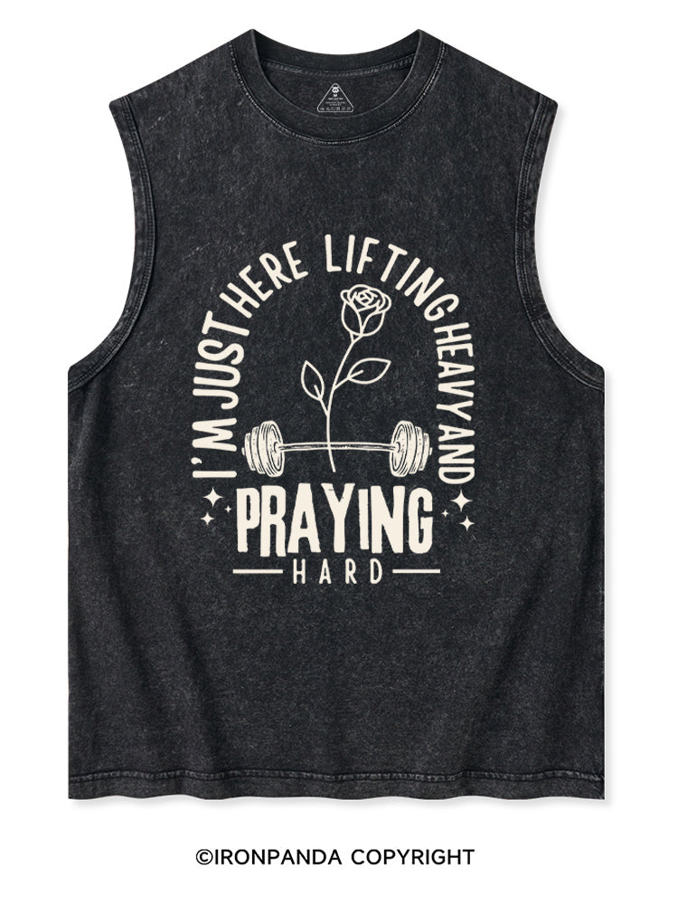 I'M JUST HERE LIFTING HEAVY AND PRAYING HARD Washed Tank