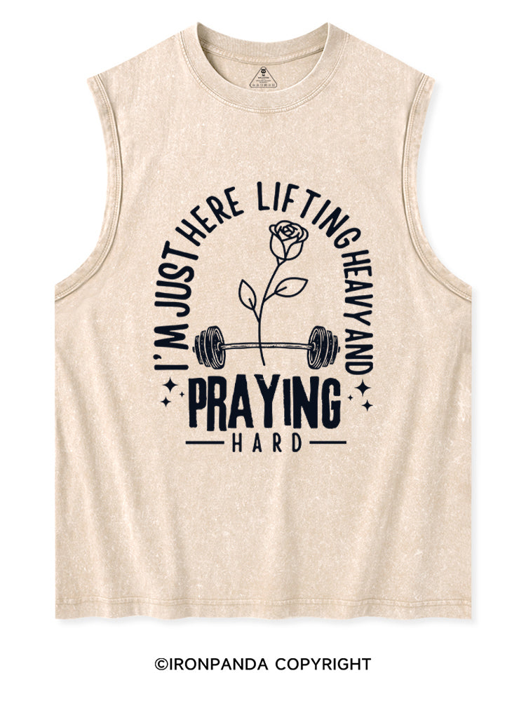 I'M JUST HERE LIFTING HEAVY AND PRAYING HARD Washed Tank
