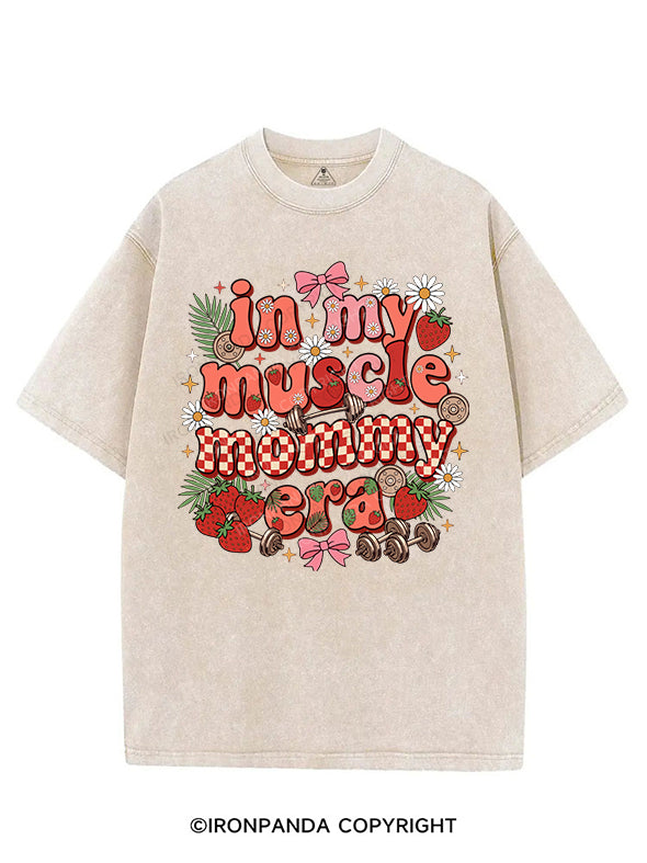 in my muscle mommy era VINTAGE GYM SHIRT