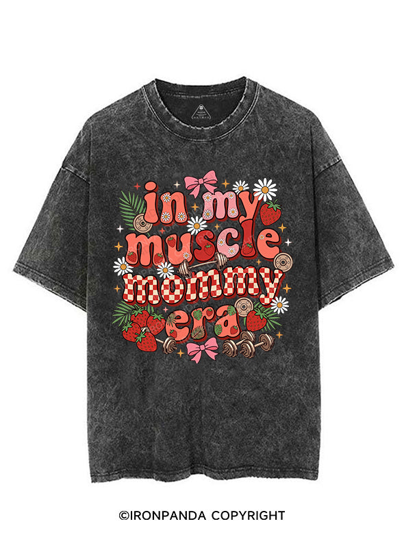 in my muscle mommy era VINTAGE GYM SHIRT